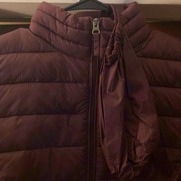 Amazon Essentials Women's Lightweight Long-Sleeve Water-Resistant Puffer Jacket - Picture 9 of 13